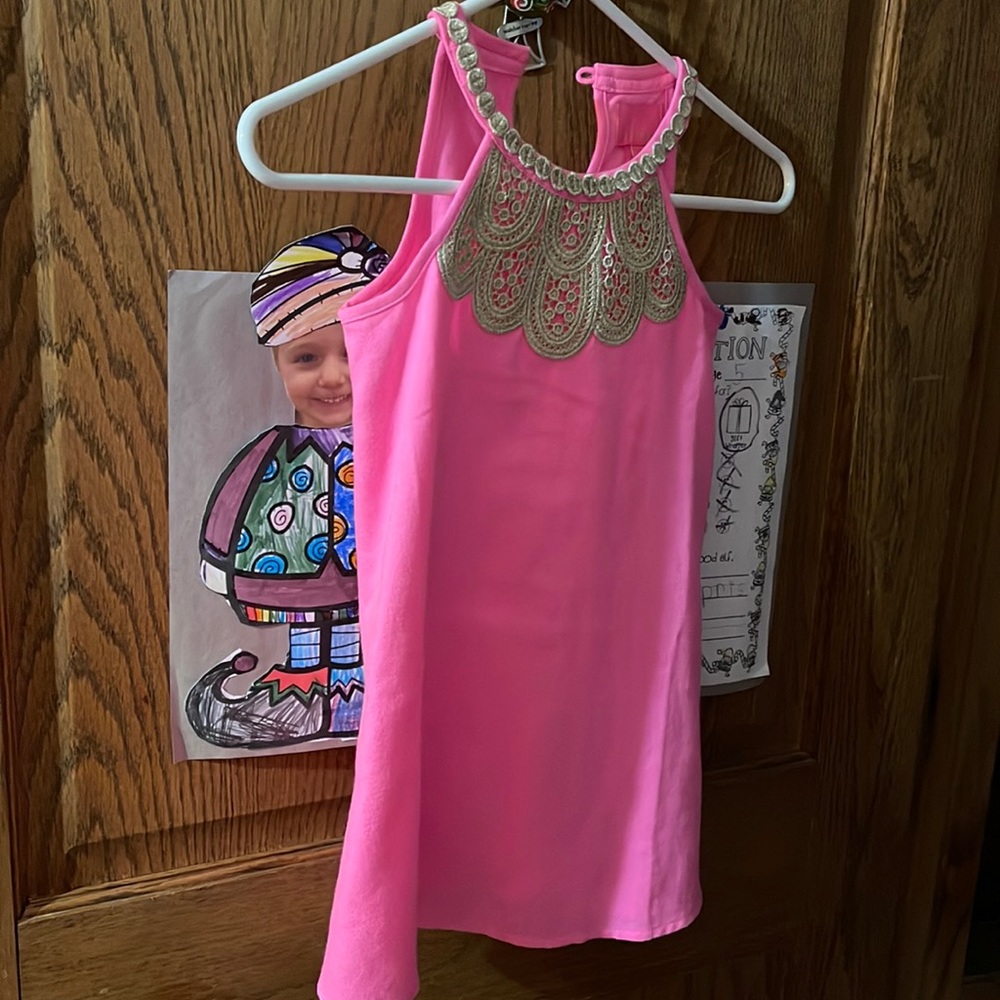 Sleeveless dress. Adorable detail.